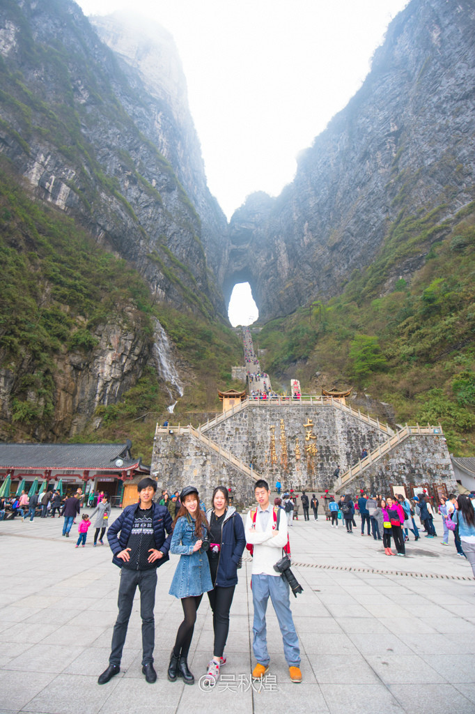 今天由当地向导:小钟带着我们去爬天门山,游玩张家界两天遇上大雨,又