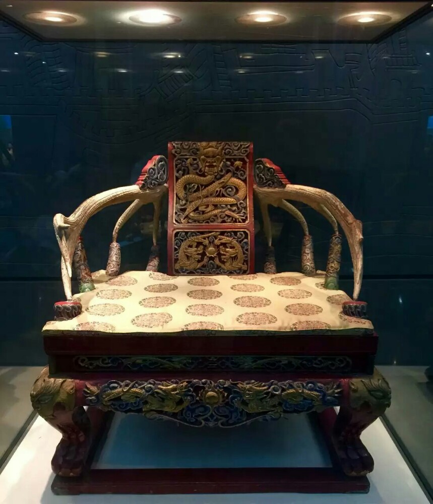 图九是匈奴王冠,是内蒙古博物院的镇馆之宝,王冠是黄金制成,重1394克
