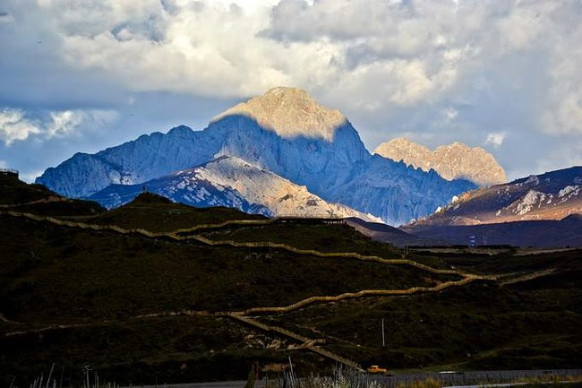 川主寺的山峰,山顶被夕阳点燃,就像雪山矗立眼前.