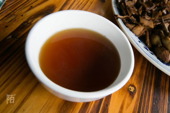 因黄酒也是花雕的前身,"女儿红""状元红"都是陈年储藏的老酒,可见人们