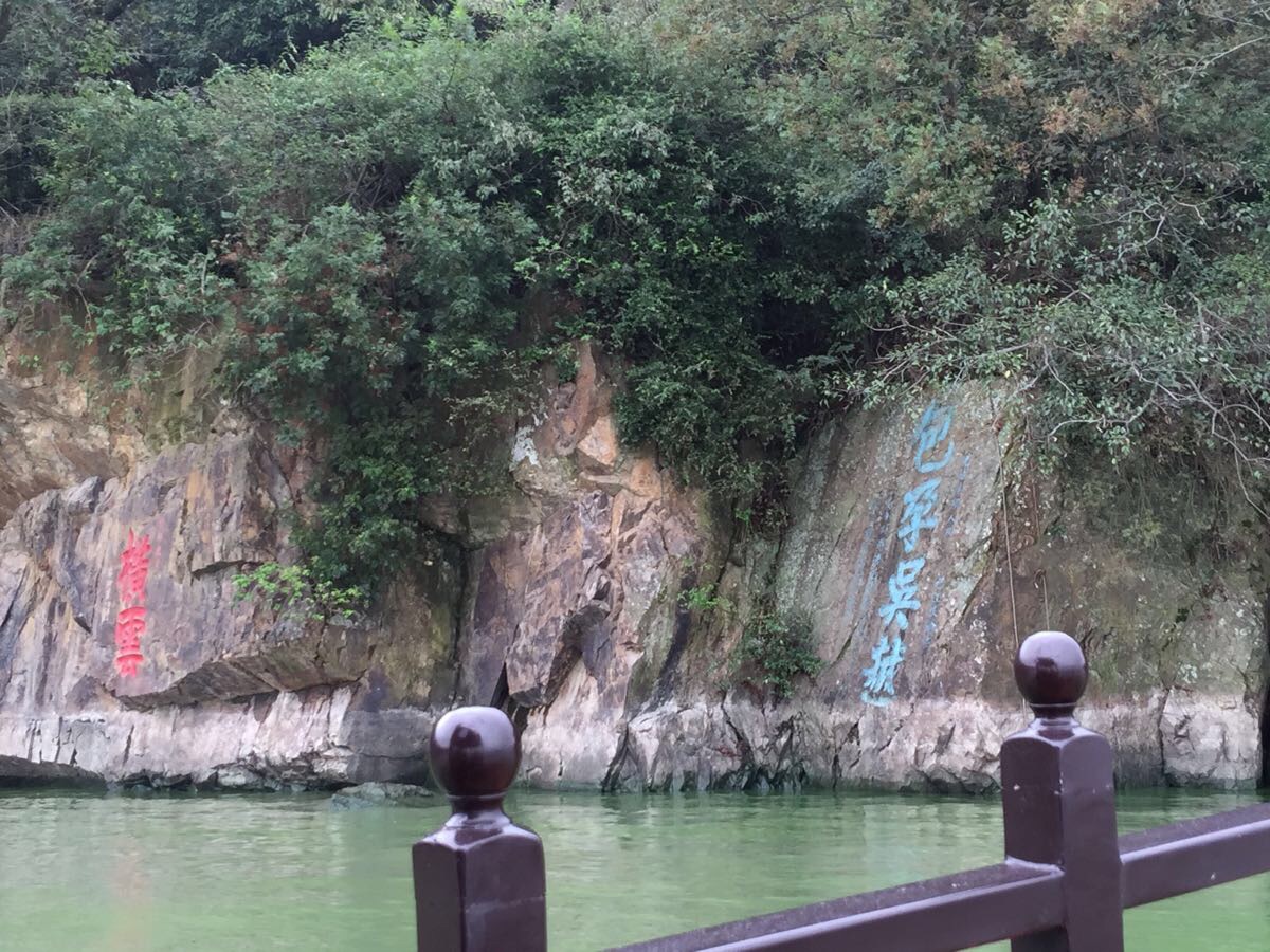 核心景点在鼋头渚的半岛上,应该从犊山大门进最近,最佳观景角度是从