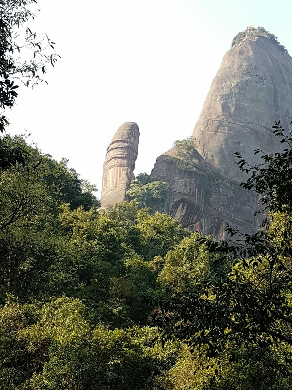 登上长老峰的观日亭,整个丹霞山尽收眼底,是绝佳的观景位置.