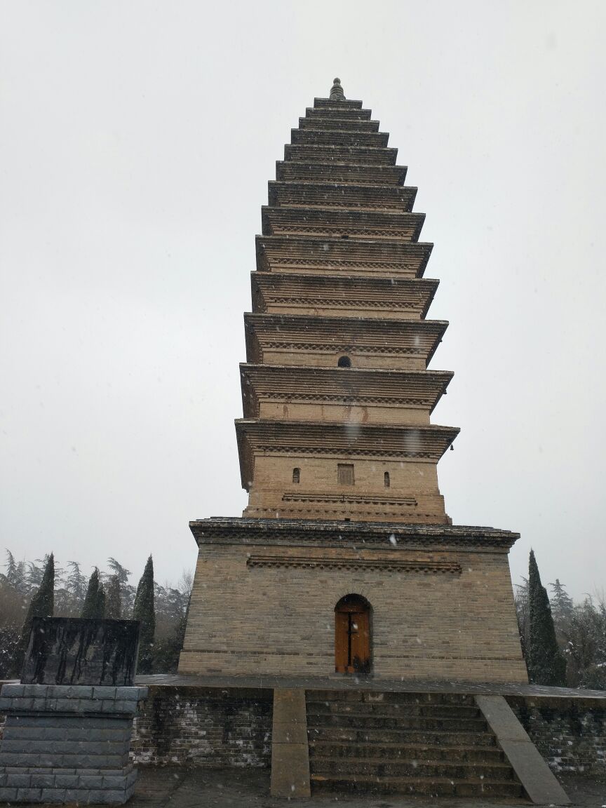 宝轮寺塔位于陕州风景区内,是陕州古城重要的历史文化遗址,也是三门峡