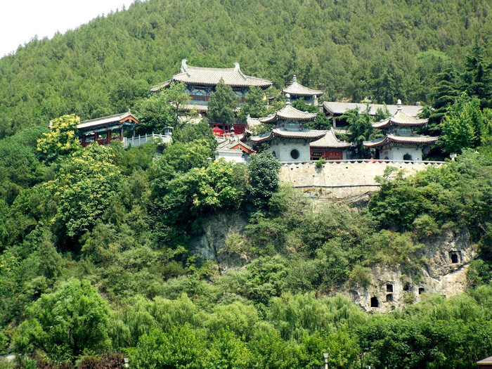 从万佛洞望向伊河对岸,"香山寺"掩映在绿树丛中.