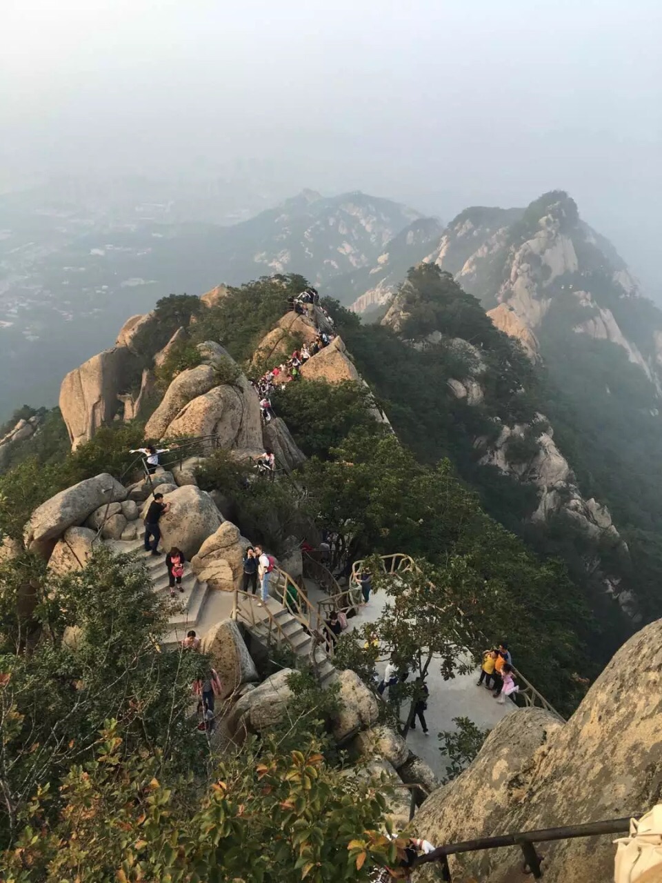 丹东凤凰山现已建成西山景区,东山景区,位于古城景区的丹东凤凰山