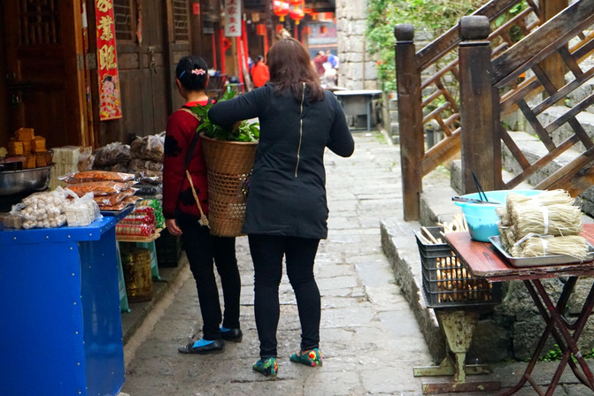 当地居民在买菜.