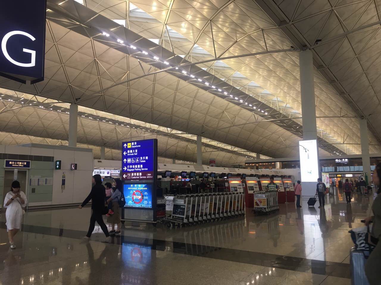 多次行走于香港机场,有感于这里的服务好,机场内的餐饮不比其他地方