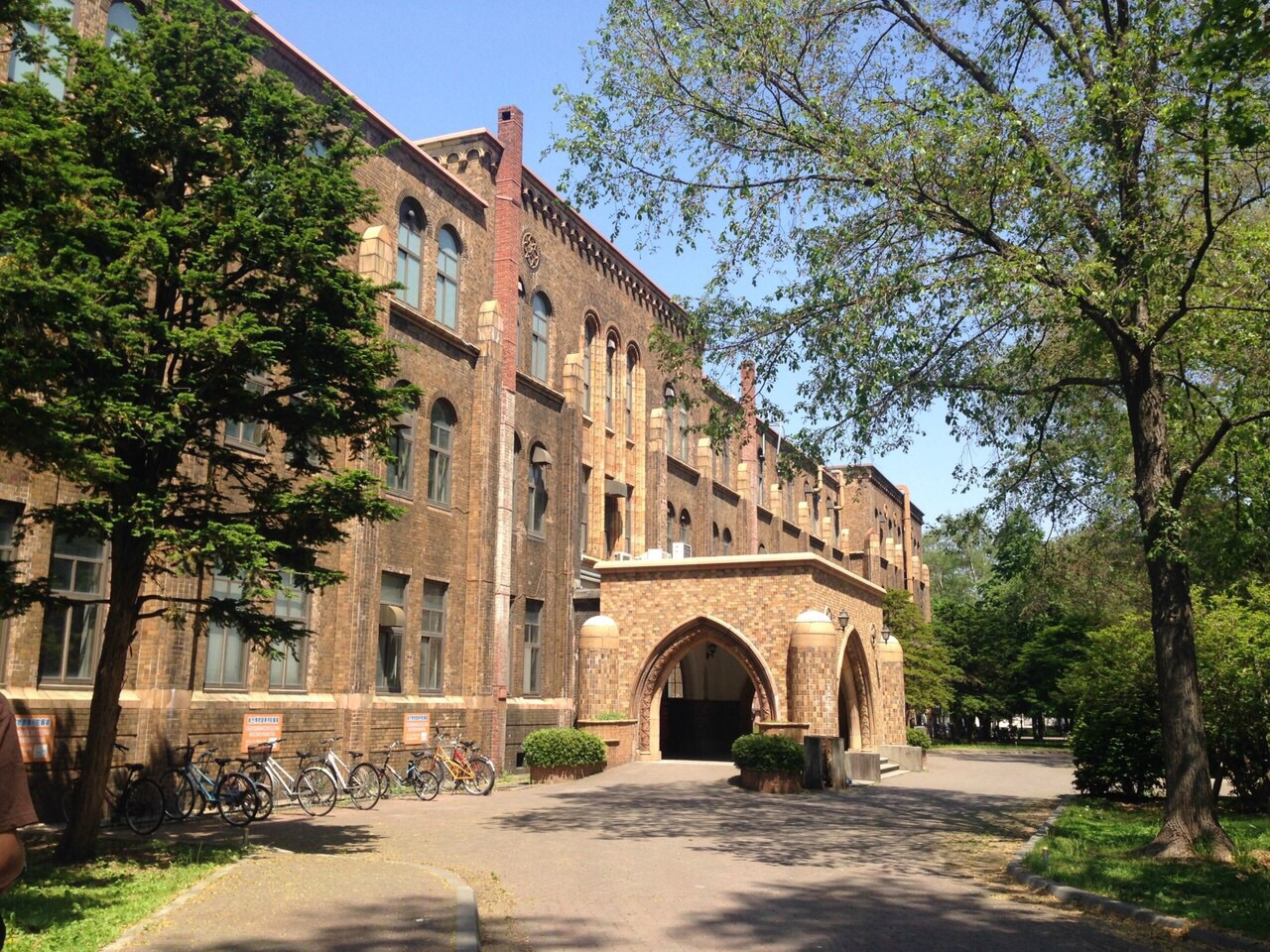 北海道大学是日本著名的国立大学,校园里面绿树成荫,风景优美.