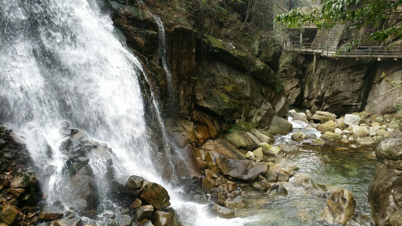 卧龙谷,地处婺源北部大鄣山脉,是国家级aaaa旅游景区.