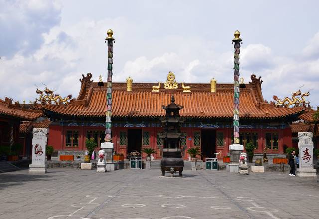 内蒙藏传佛教最重要的寺庙,以银佛出名故也叫银佛寺,大召寺三绝,银