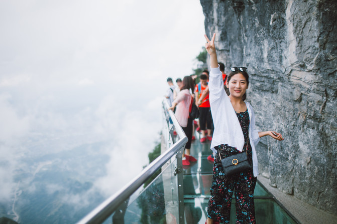 玻璃栈道出来以后,有租民族服装拍照的,价钱很便宜.