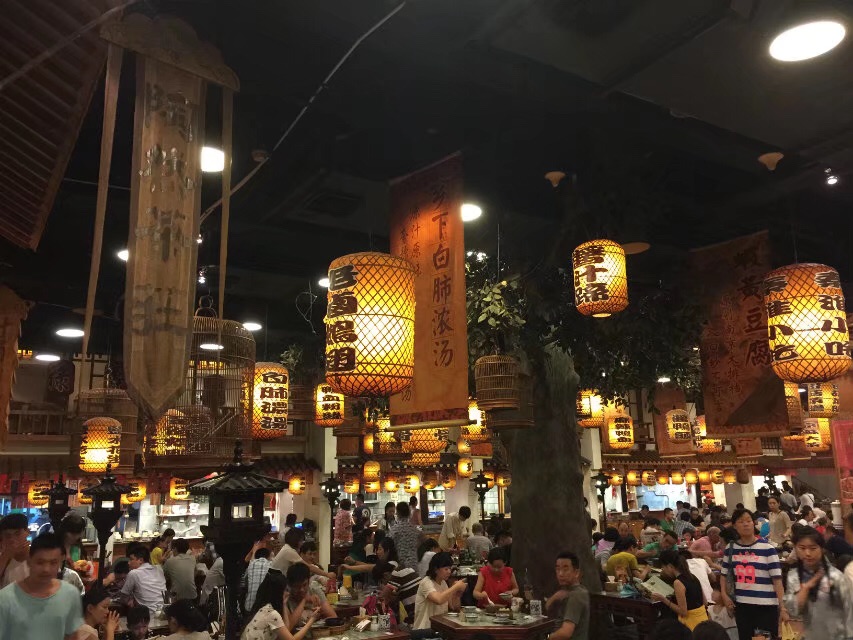 湖南路狮子桥美食街各种美食聚集,最吸引人眼球的就是南京大牌档.