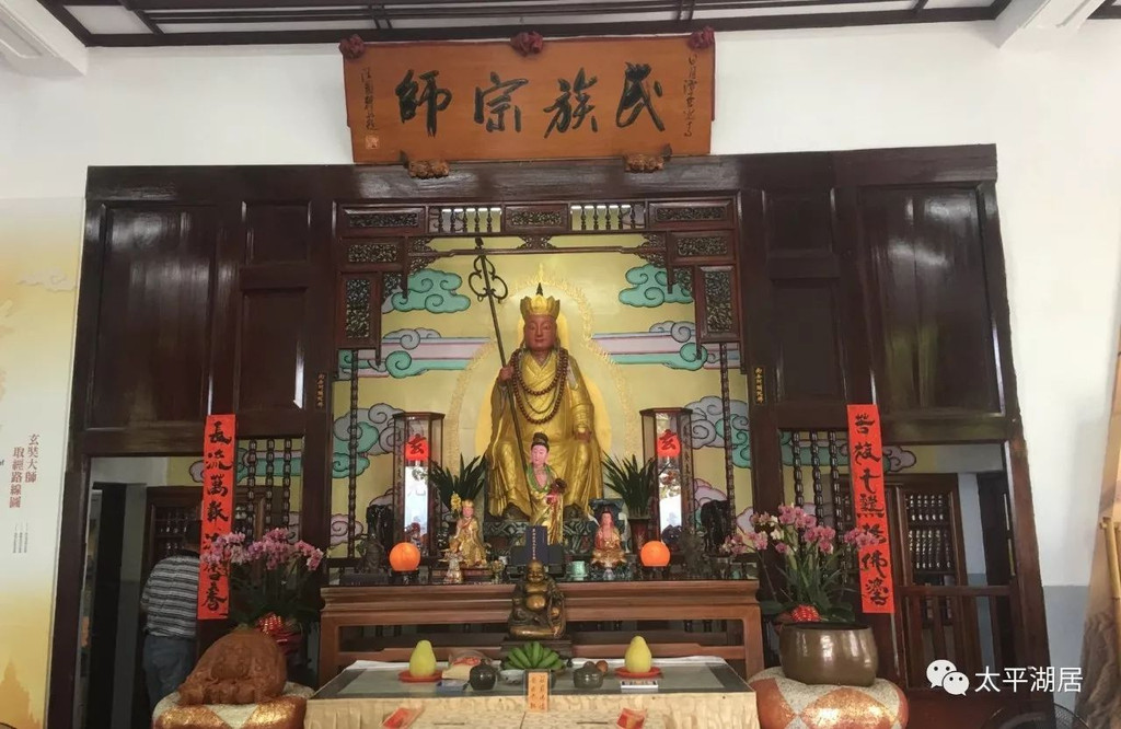 登岸拾级而上,见一横匾上书"玄光寺".庙内供一金身塑像,是玄奘.