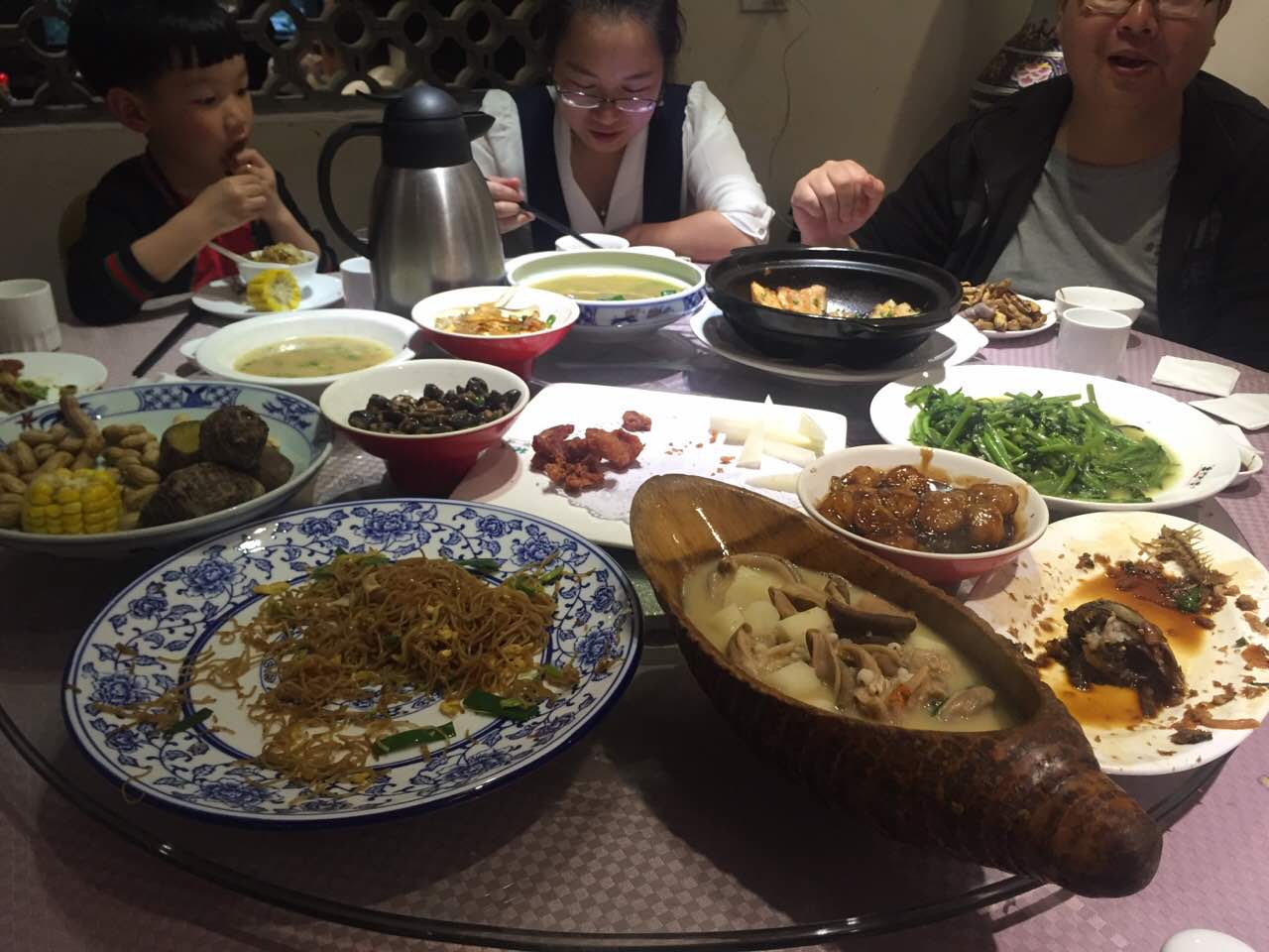 味道很好 也很划算 重点是他们家的特价菜很值.一家人吃很够 很开心.