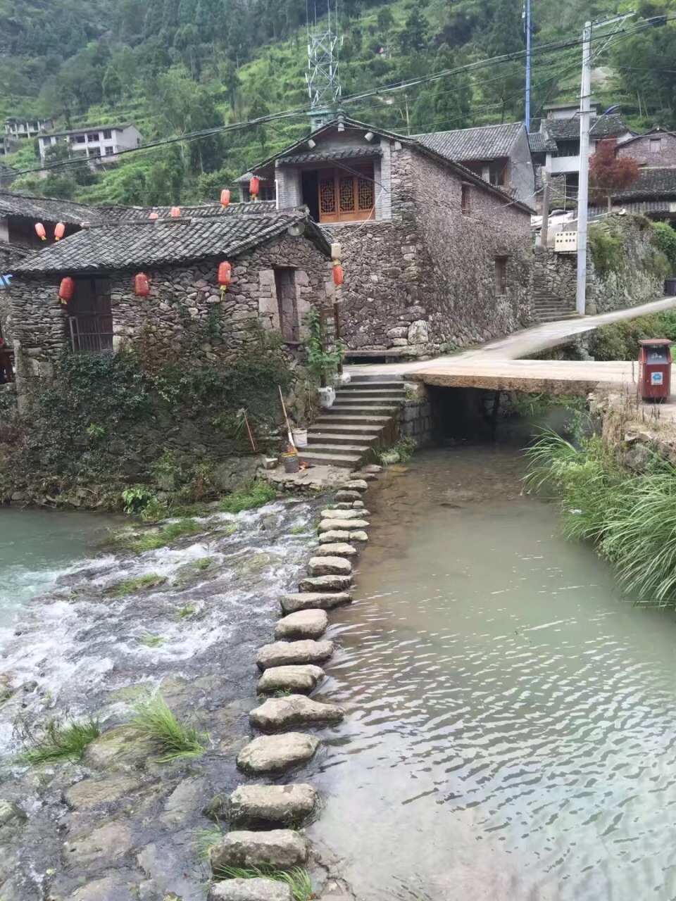 黄檀硐古村落,坐落在大山里,保留着原始的村落布局,石头建的房屋,依山