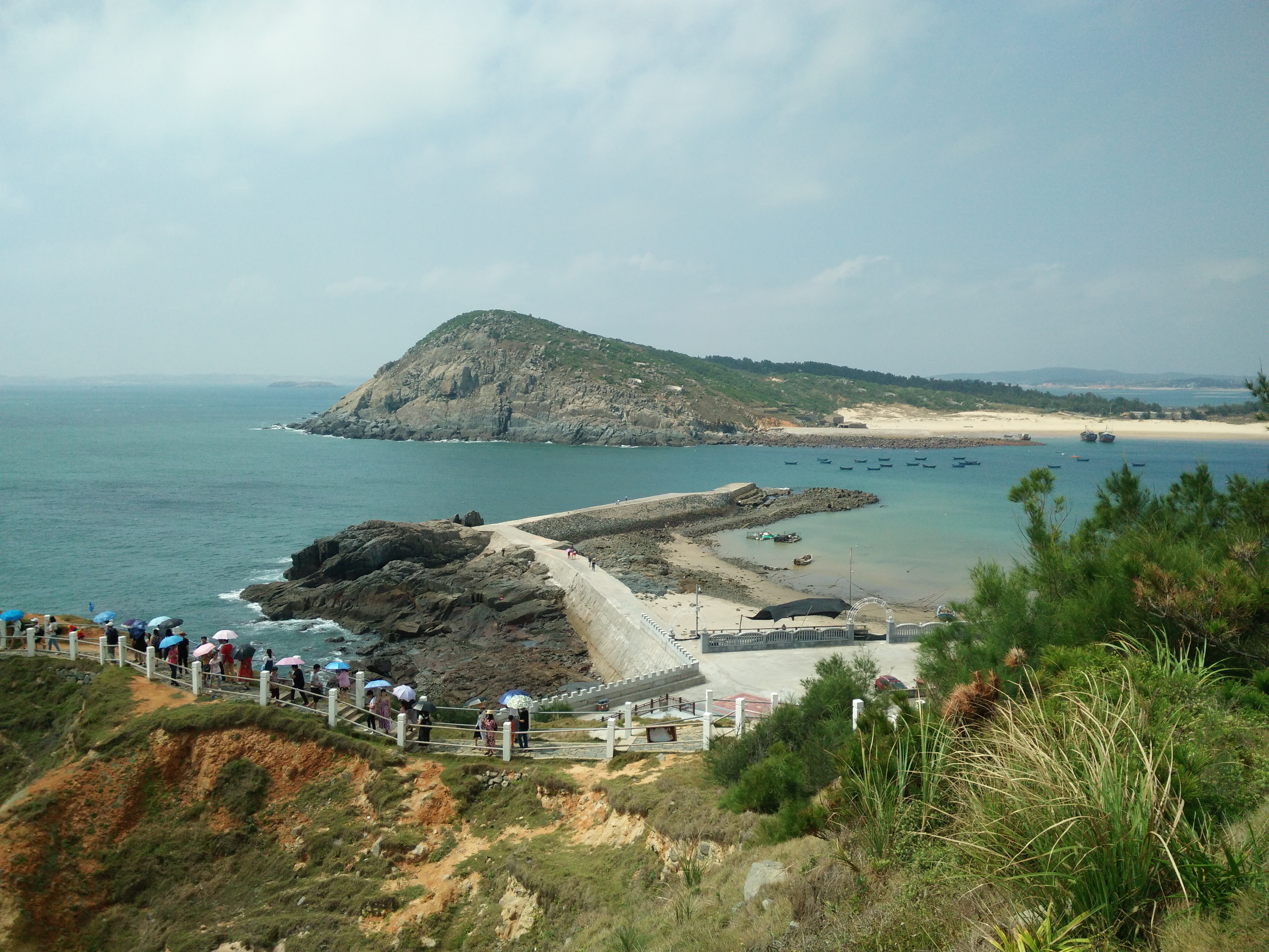 平潭岛是福建省第一大岛,是福州市下属的一个县,与台湾隔海相望,是