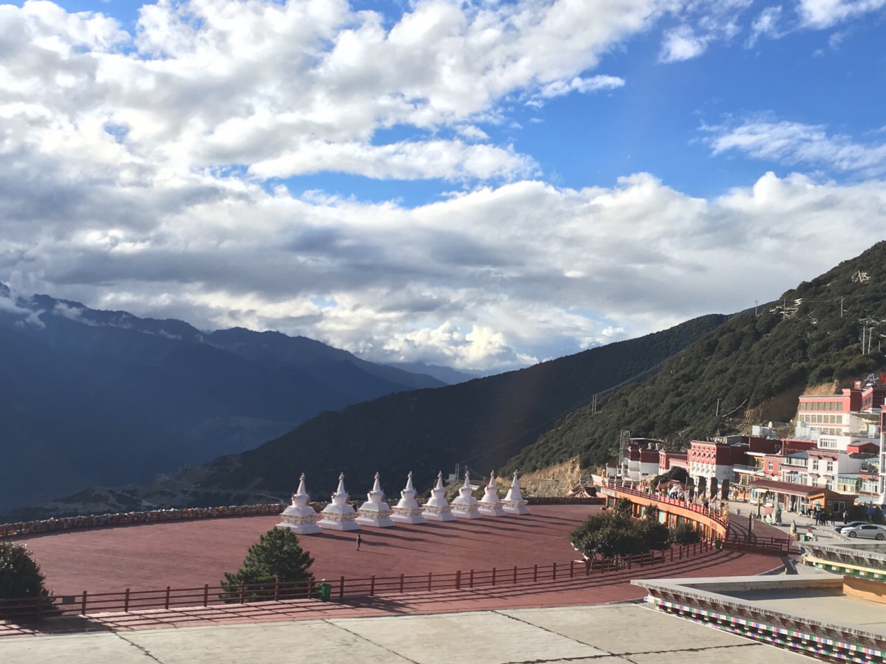 飞来寺是观赏梅里雪山最佳位置,门票60/人,飞来寺有380年的历史