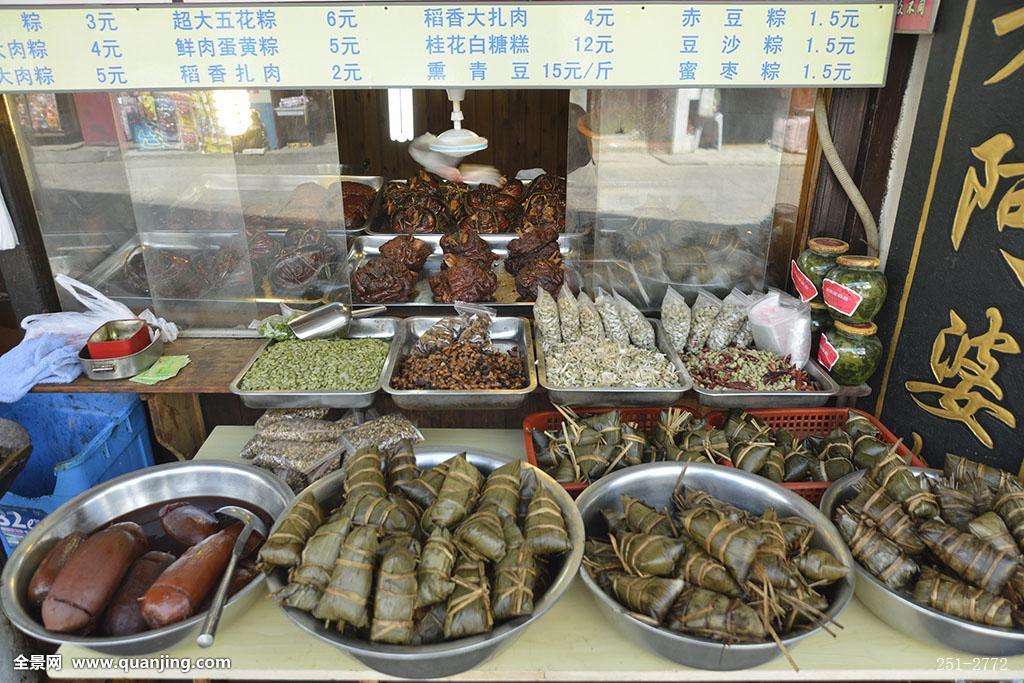 许多游客专程从市区赶到朱家角古镇,就是为了吃到朱家角的阿婆粽.