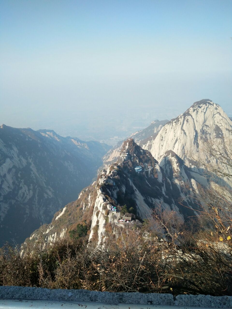 自古道上去,真的是爬山,就是四肢并用那种,风景绝美,壮哉华山.