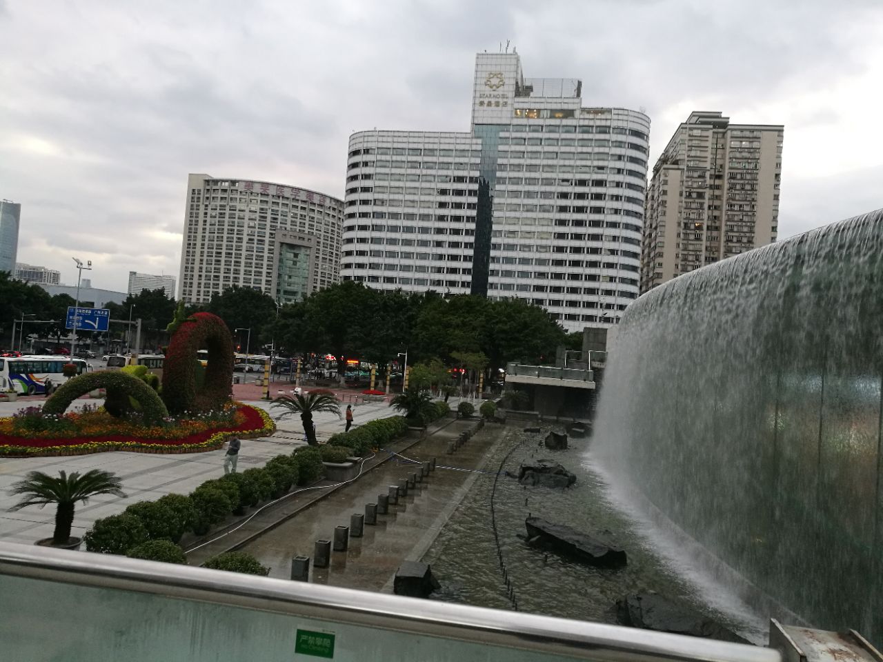 【携程攻略】广州东站广场水景瀑布好玩吗,广州东站样