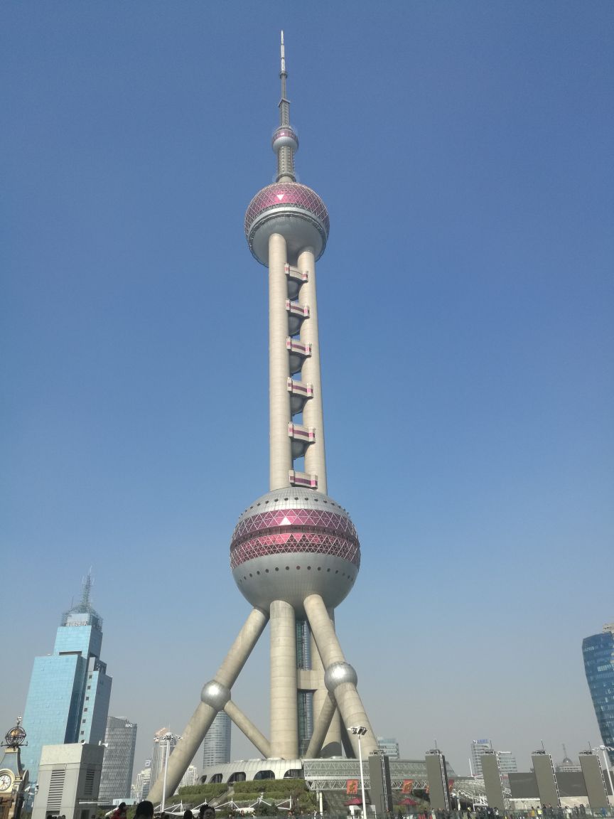 东方明珠塔,上海的地标性建筑,每个来上海的游客,都会第一时间选择