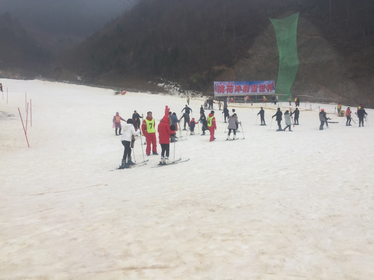 英山桃花冲滑雪世界好玩吗,英山桃花冲滑雪世界景点样