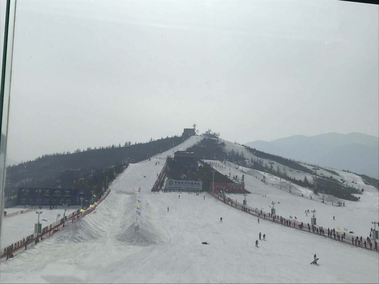 松鸣岩国际滑雪场