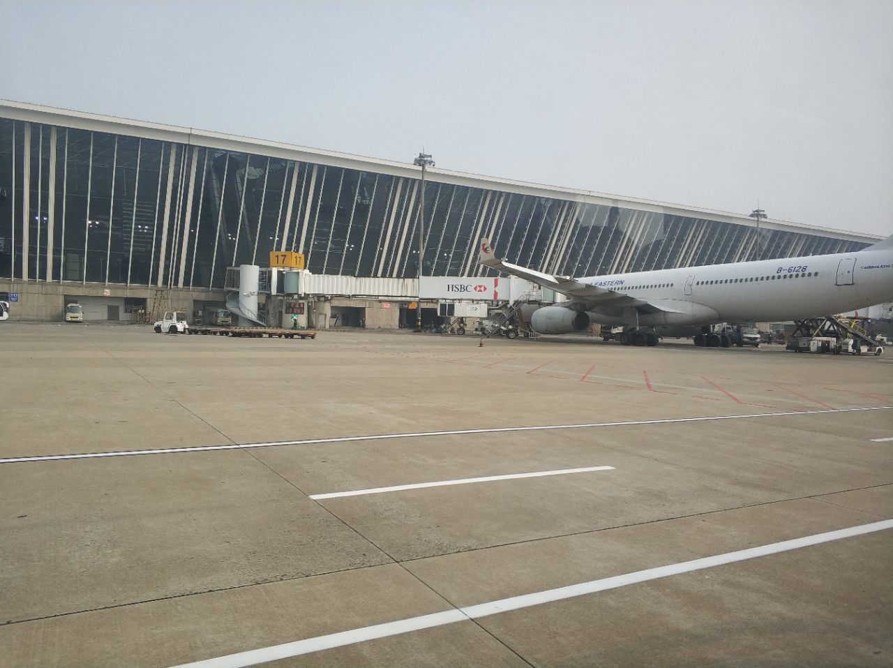 上海浦东国际机场是浦东的空港枢纽,有t1和t2两个航站楼,每天有很多