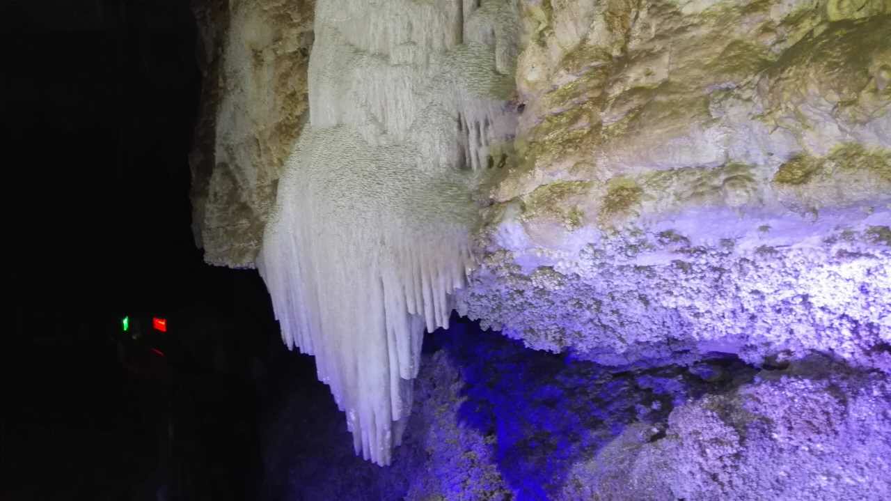 除了山谷,古寨,溪水还有洞穴,洞穴就是雪花洞,这是浮戏山风景区的亮点