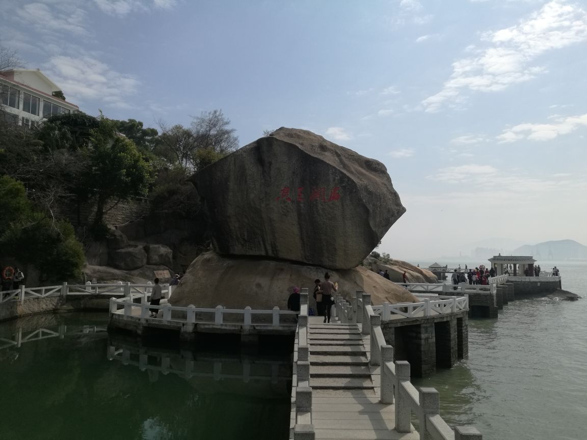 在鼓浪屿菽庄花园中有一处景点叫四十四桥,它是沿海边修建的一组栈桥