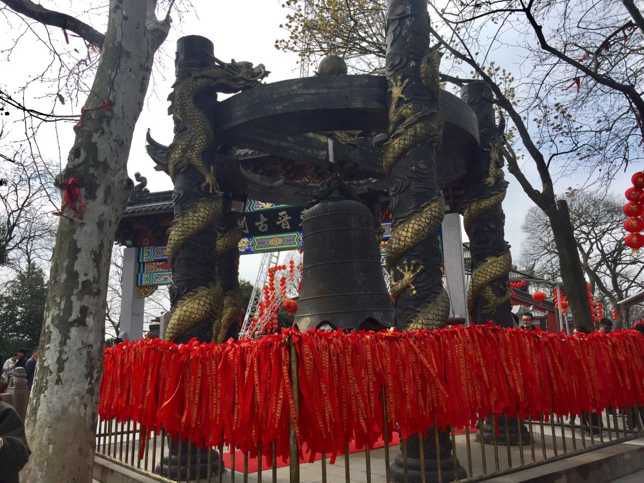 天下第一财神庙原名灵顺寺,位于杭州北高峰山巅,距今已有1600多年历史