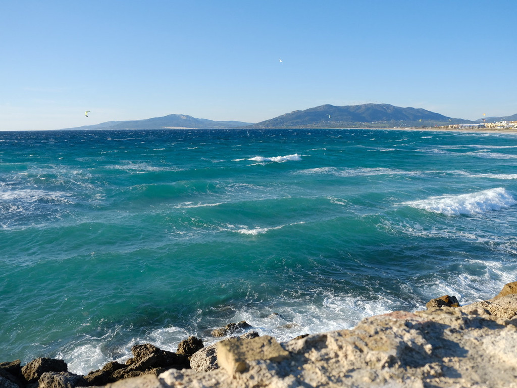 面前直布罗陀海峡的海水被风吹得汹涌四溅,海峡彼岸的山脉清晰可见