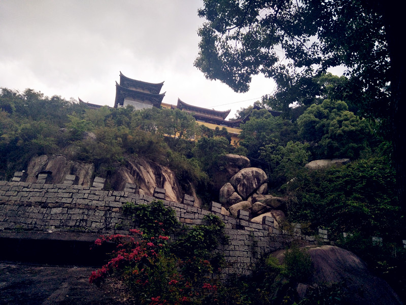 青芝山—寺产灵芝闻海外,山称百洞重江南 青芝山位于福建省福州市连江