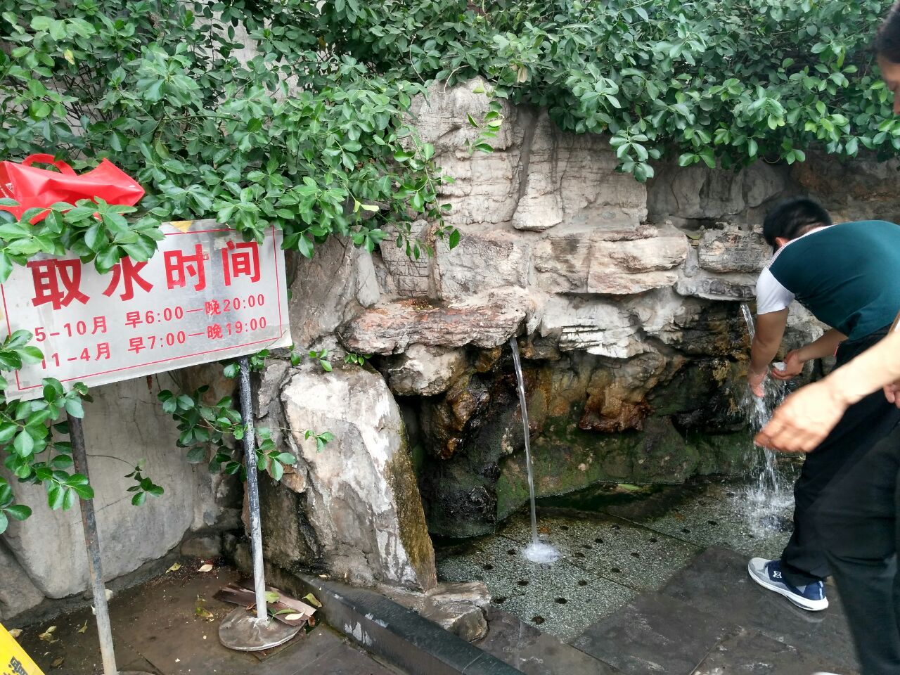 黑虎泉就在泉城中心,现在是免费开放的公园,很多市民每天都去取水
