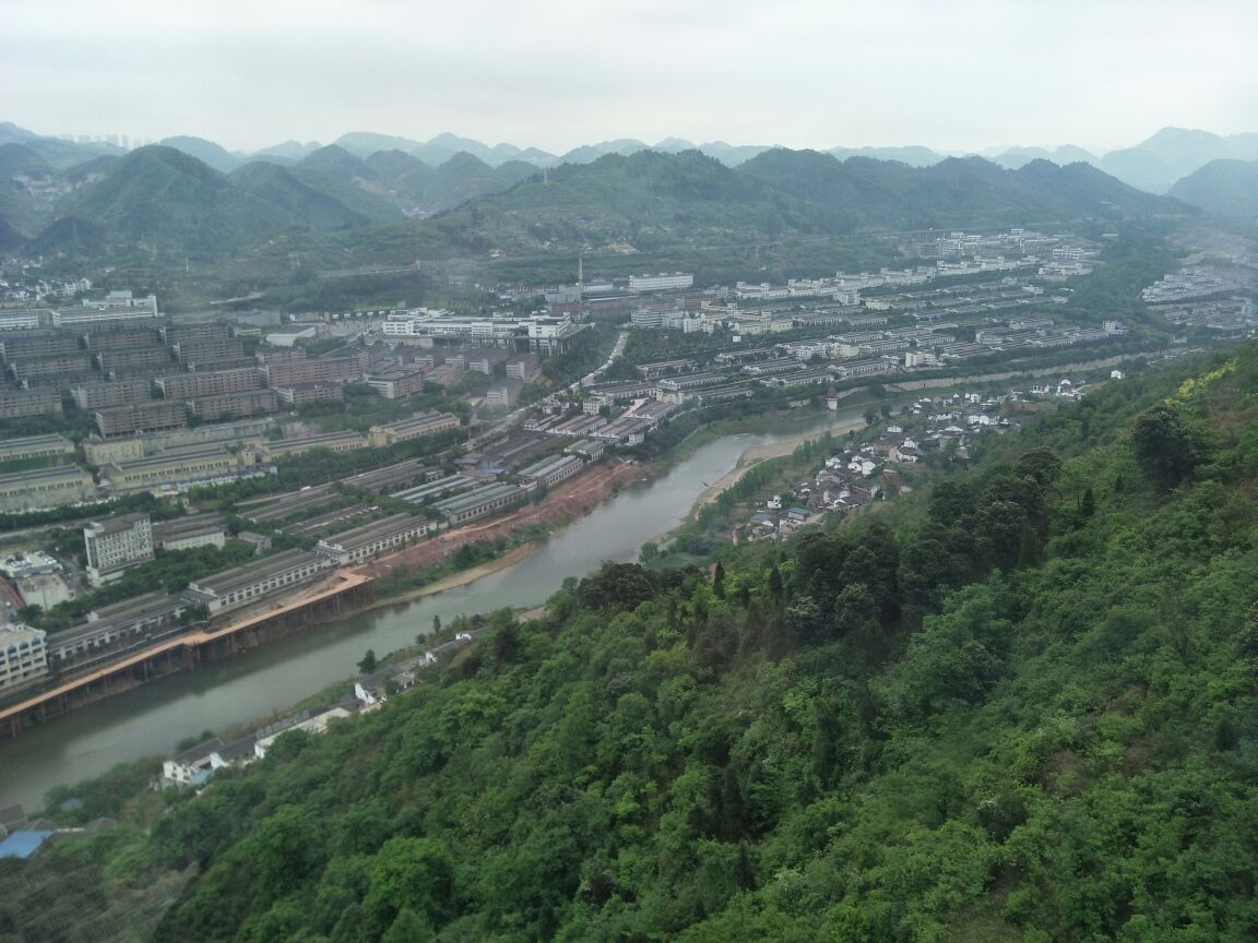 当你乘坐观光缆车参观茅台酒厂全景时,你会呼着飘着茅台酒香的空气