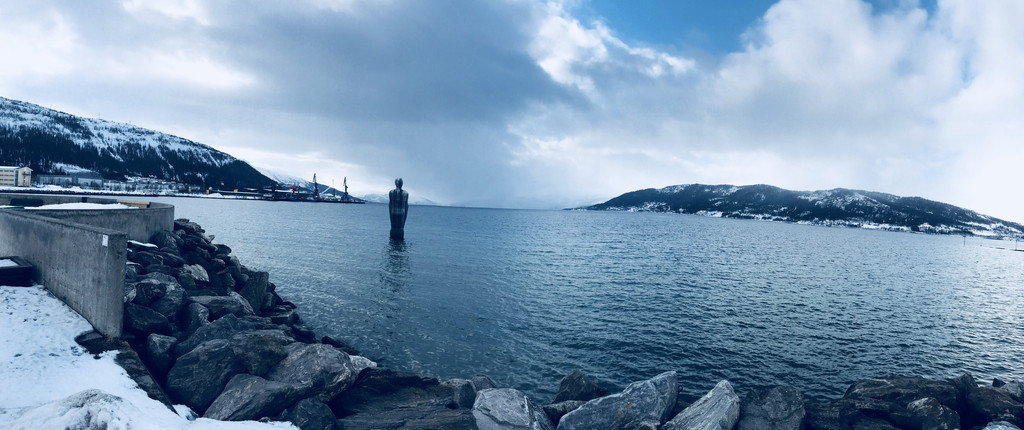 挪威---早春四月,极光在左峡湾在右