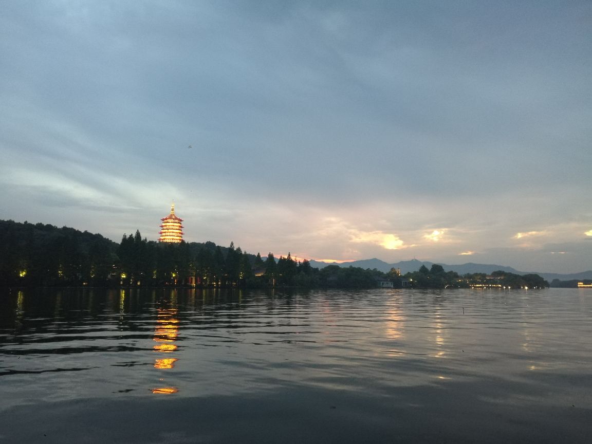 雷峰塔景区位于杭州西湖南侧,它是一个独立的景区,晚上风景还是非常