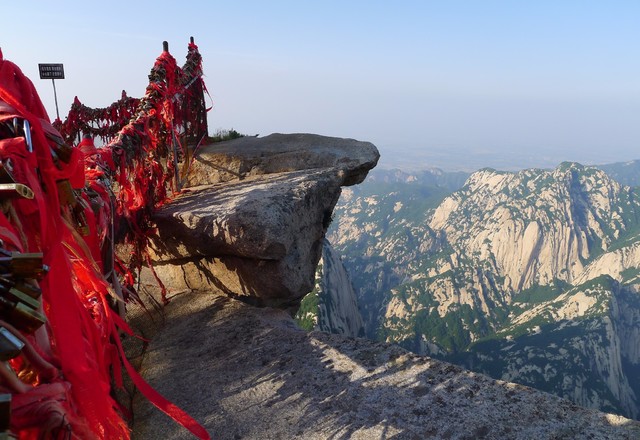 斜刘东峰,海拔2090米,是观看日出最佳的地方,鹞子翻身很过瘾,就30米高