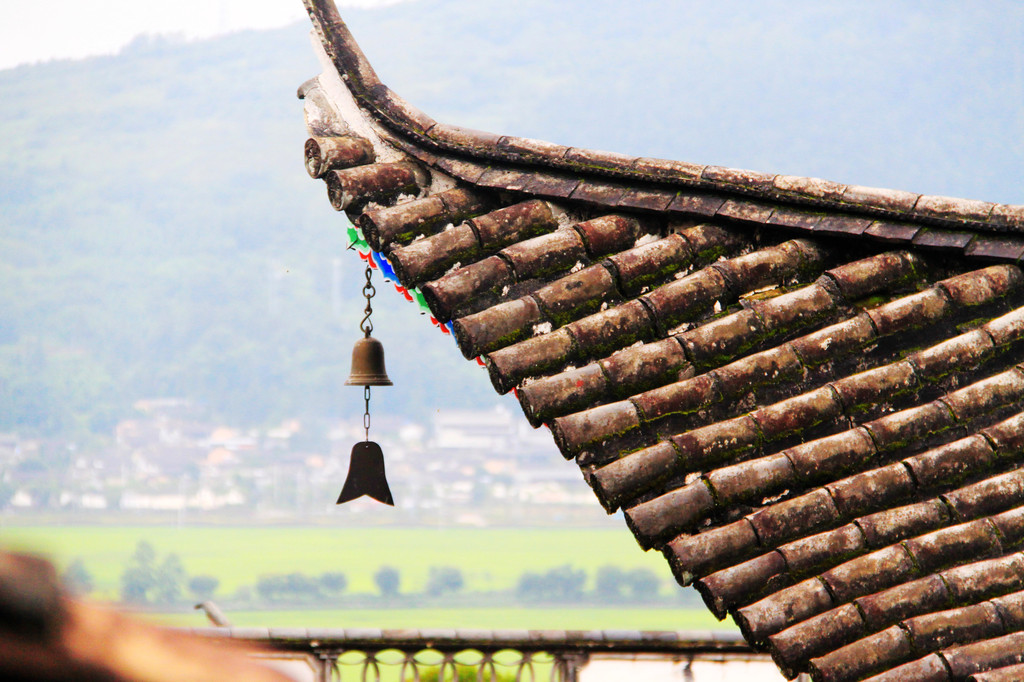 继续往山上几十米,便到了中天寺,此寺倒是建得富丽堂皇,与山下的财神