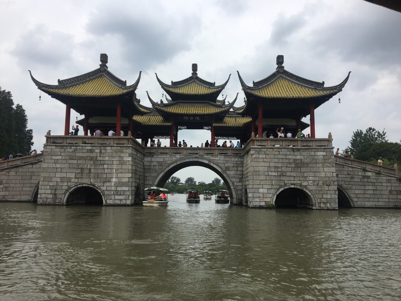 瘦西湖风景区的核心区,原名莲花桥.周边有白塔和钓鱼台.