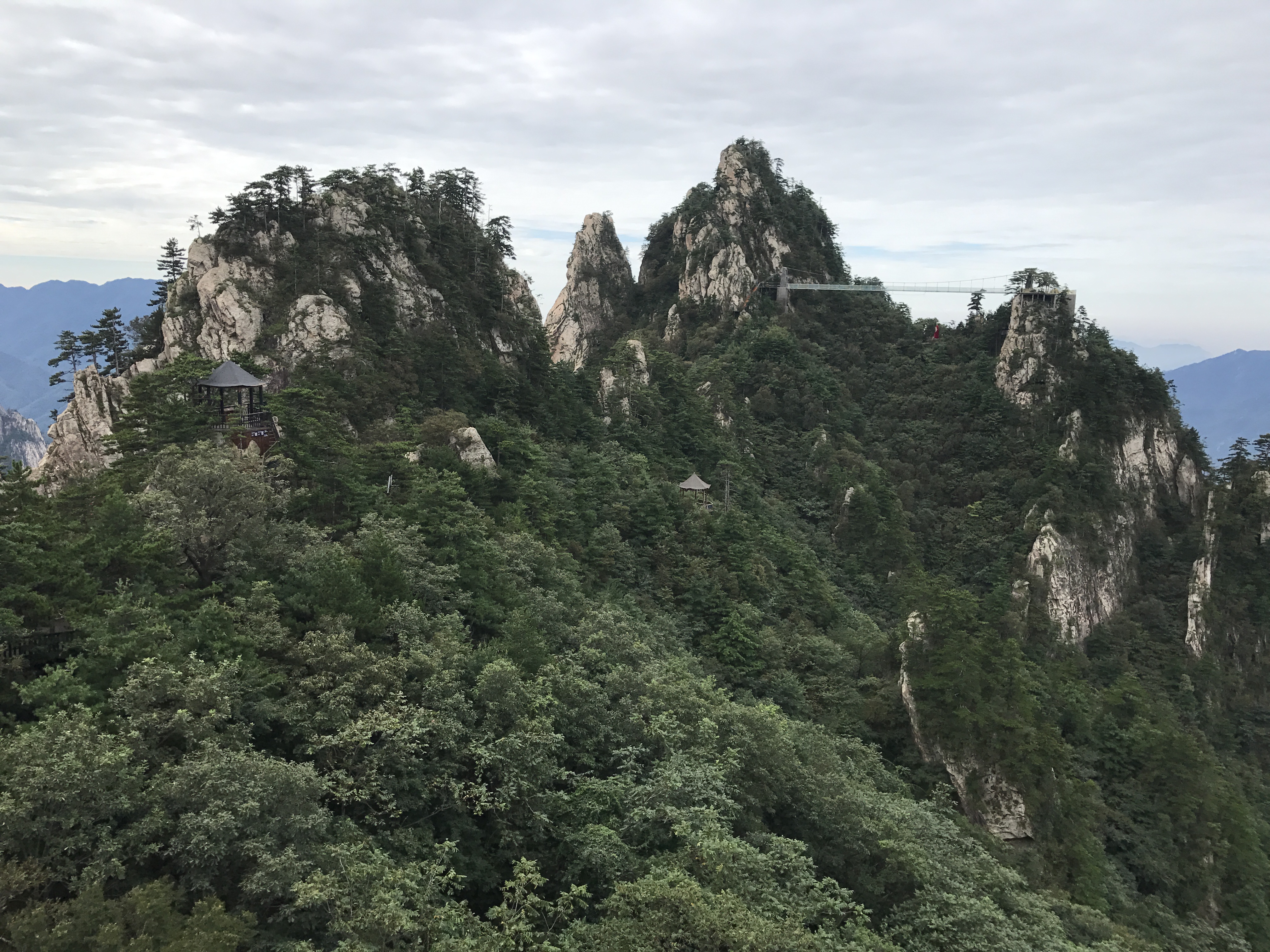 传说老子曾在此修炼隐居,并掌管着八百里伏牛山的