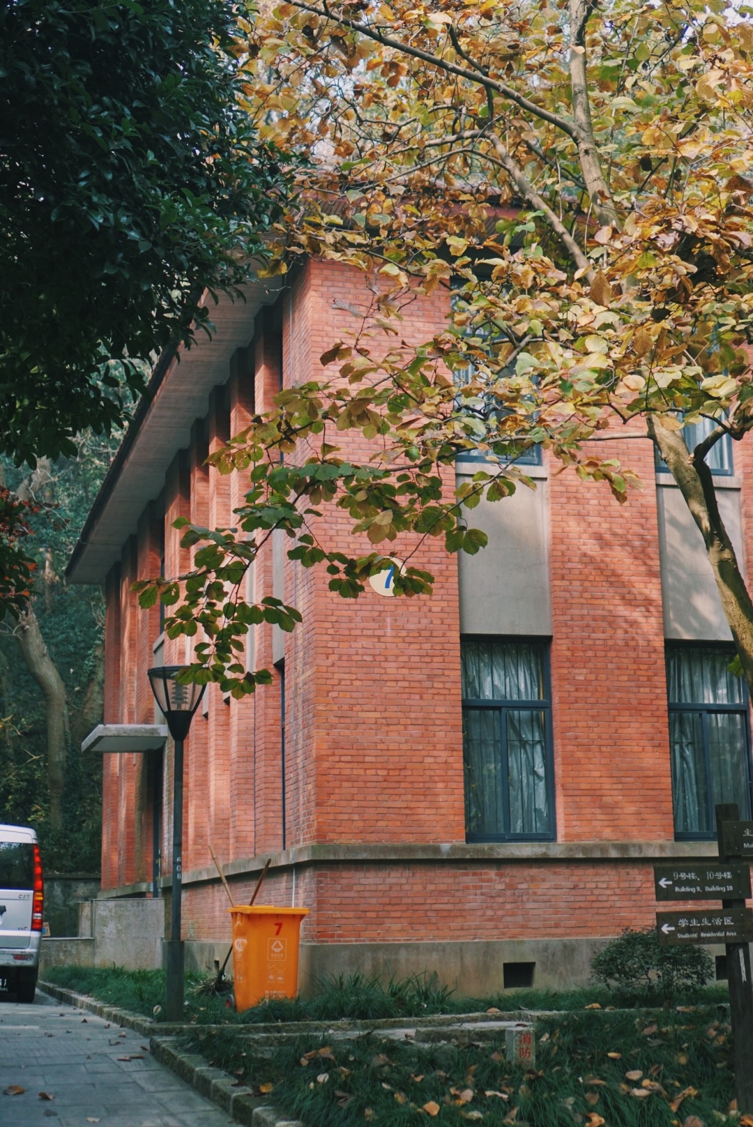 浙江大学之江校区,一所建在山上的大学,整个校园都是超复古的红砖房子