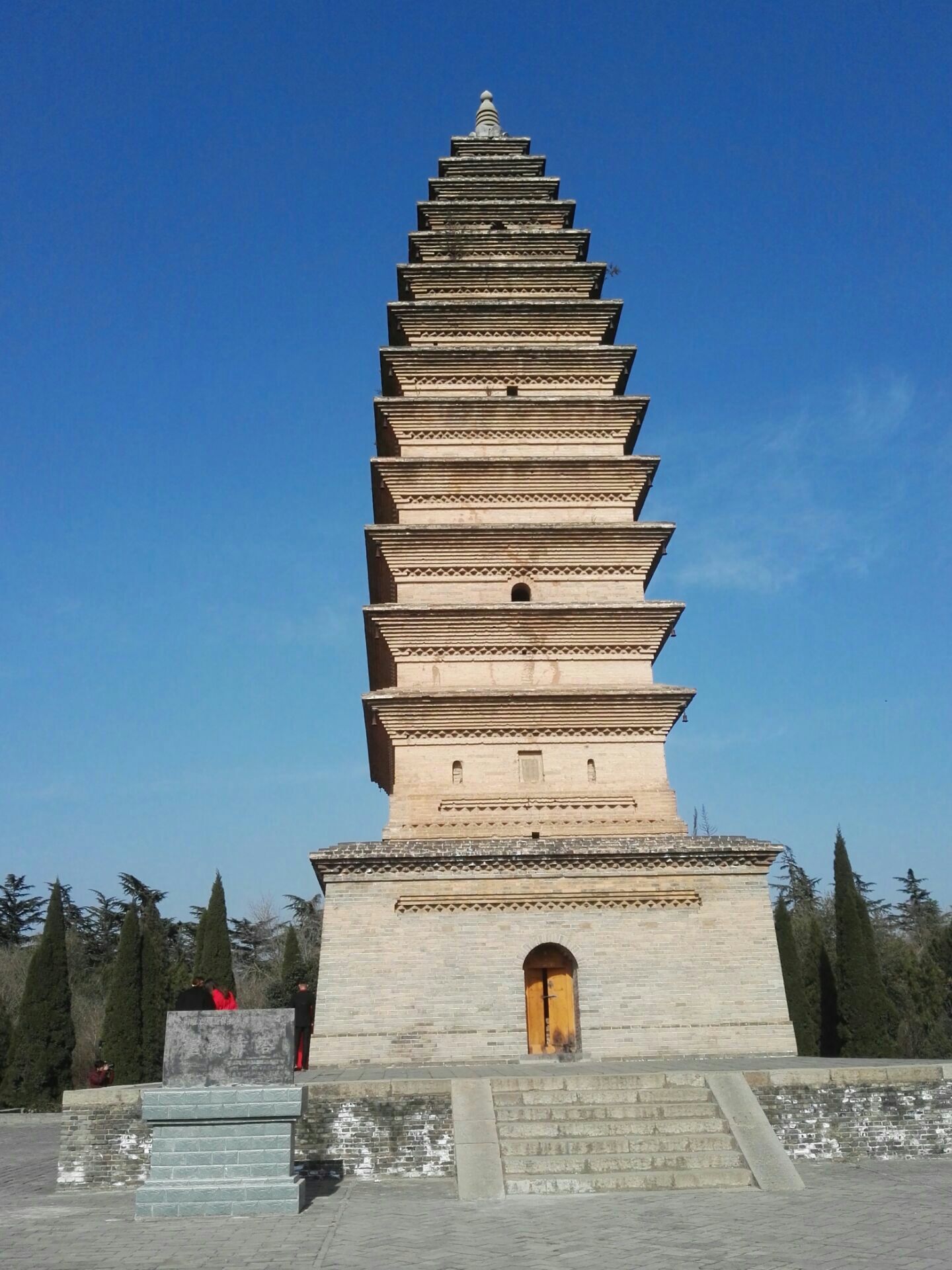 宝轮寺塔:位于河南省三门峡市陕州风景区陕州古城东南的宝轮苑内,是一