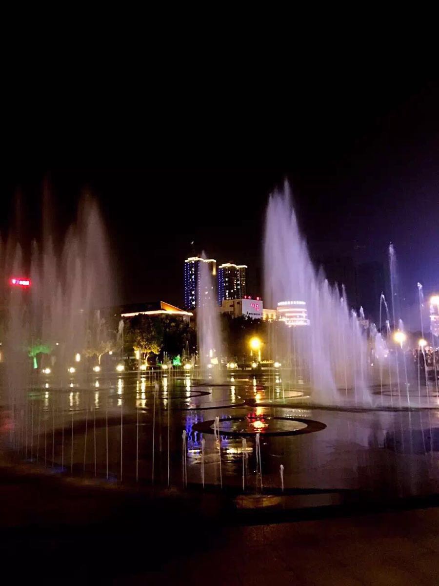 南湖的沿湖风光带夜景很是不错,早起晨练,傍晚散步,广场活动均为最佳