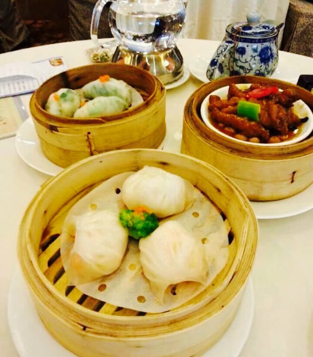听同伴说,广州酒家是老字号,早茶很正宗,早上需要很早排队.