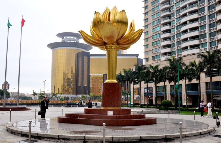 1999年12月20日,澳门回归祖国的第一天,由中国国务院赠送的大型铸铜贴金雕塑盛世莲花于综艺馆前金莲花广场揭幕,这里也因此成为了澳门回归纪念景点。 盛世莲花主体部分由花茎、花瓣和花蕊组成,共16个造型,采用青铜铸造,表面贴金,重6.5吨;基座部分由23块红色花岗岩相叠组成。