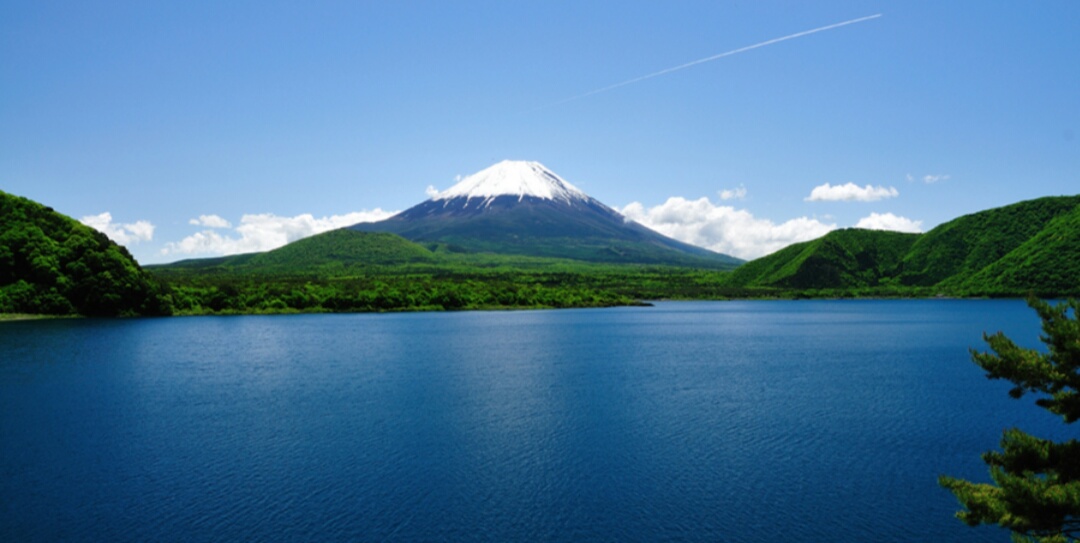 本栖湖,,位于山梨县富士河口镇,是著名的富士五湖之一,是观赏富士山