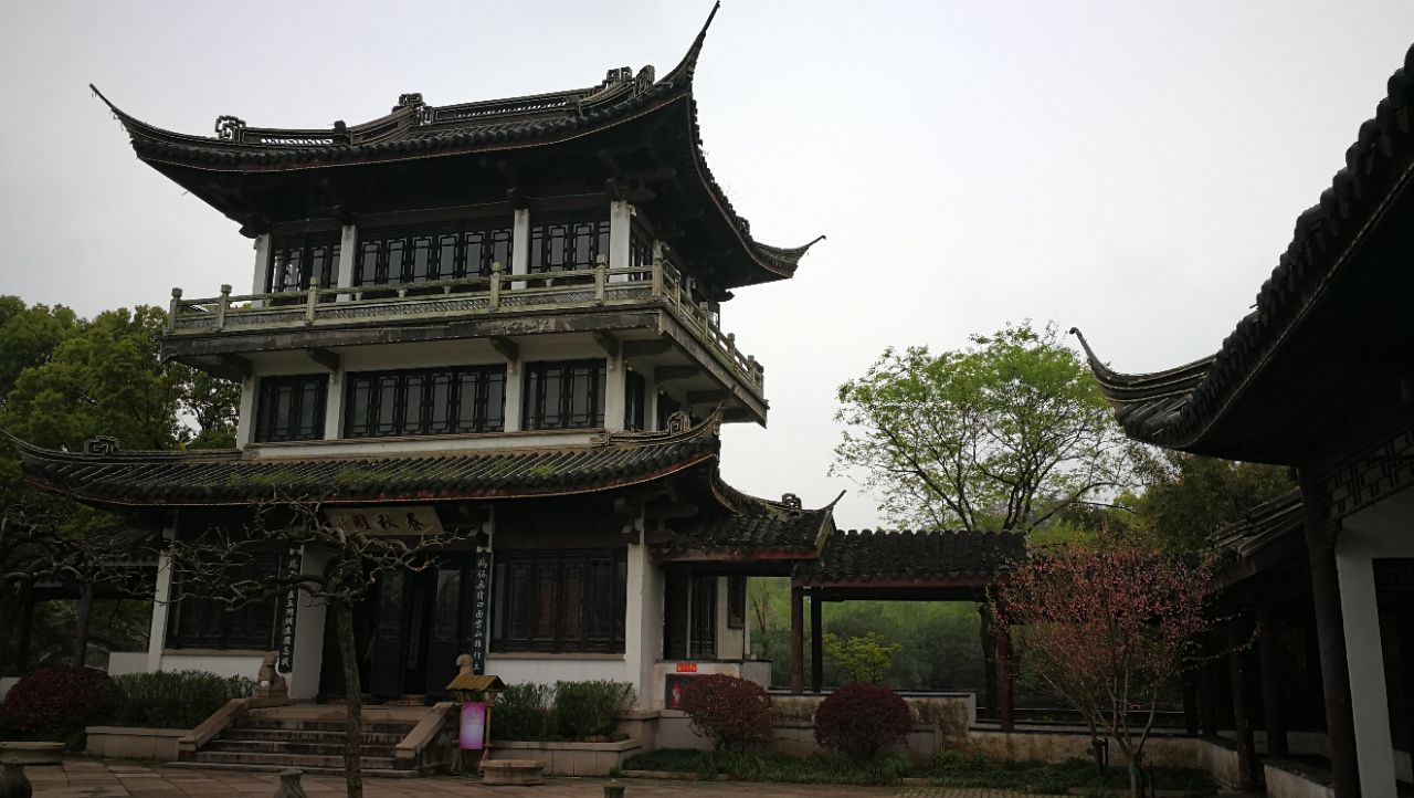 蠡园是纪念西施和范蠡的园林,里面景色优美,假山池塘都是名家设计。远眺太湖也是风光无限。太湖中间有一岛名西施庄,上岛必须坐船,每整点一班船,我们侥幸坐到了10:00的船,上岛就能看到西施的表演,看表演如果要坐VIP座位每人消费20元点杯茶或饮料即可。一天2场表演,另一场是下午的,总之建议早上9点左右开始游玩蠡园,然后坐10点的船去岛上,来回之后11:00左右结束蠡园的游玩。这样性价比最高。西施庄上没啥吃的,只有饮料茶水,我们带着小宝宝去,宝宝饿了只好买西施豆腐花给宝宝吃,这个豆腐花还是很好吃的。
