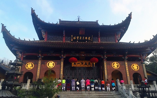 原名金地藏塔,俗称"老爷顶",又名月身宝殿.