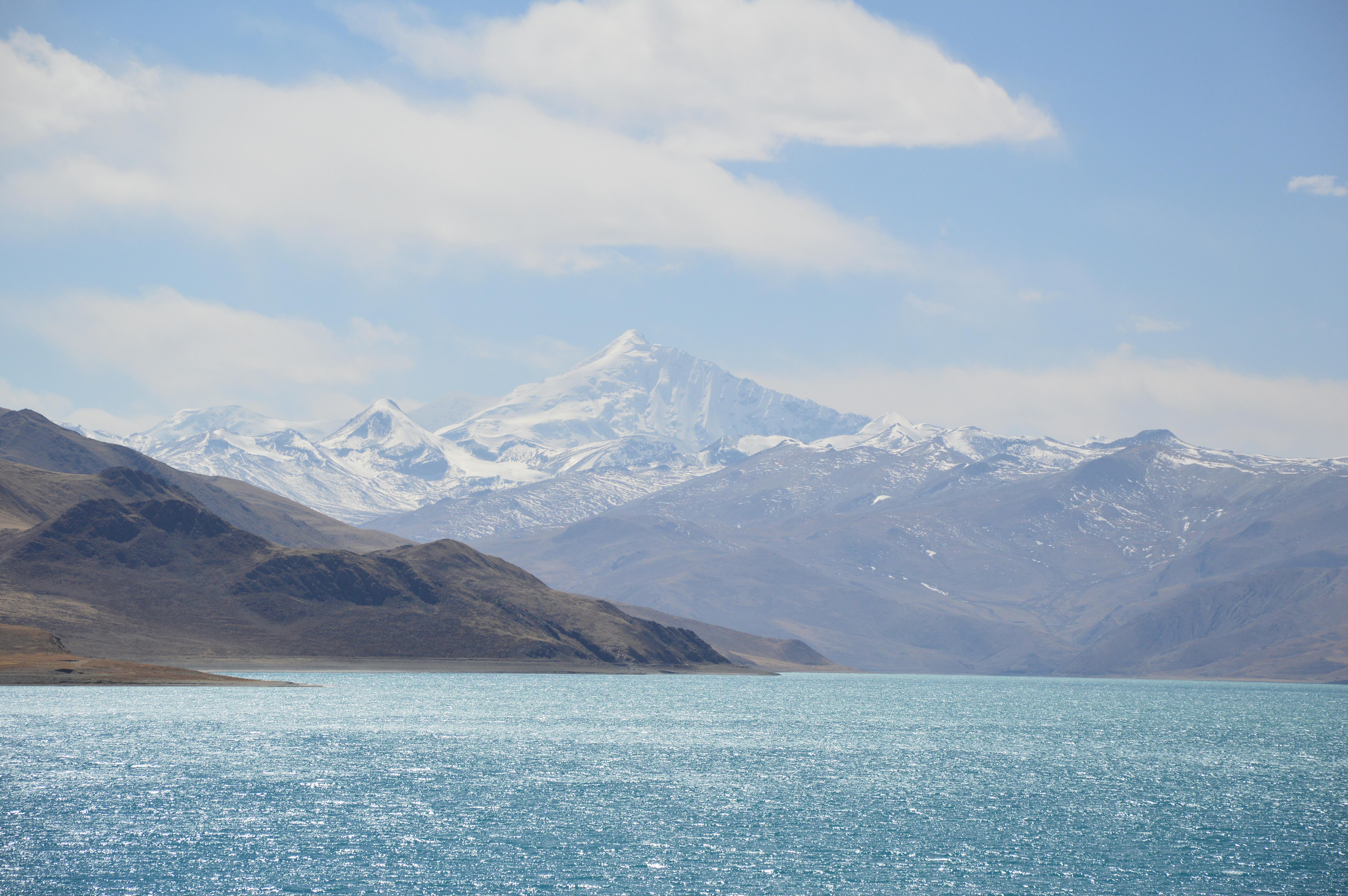 羊卓雍措面积675平方千米,湖面海拔4,441米.从拉萨